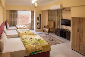 TV a/nebo společenská místnost v ubytování Pyramita Hotel