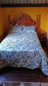 - un lit avec une couette bleue et blanche dans l'établissement Chalédri, à Chapada dos Guimarães