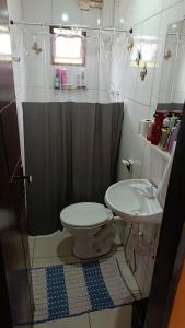 une salle de bains avec toilettes et lavabo dans l'établissement Chalédri, à Chapada dos Guimarães 3 autres photos