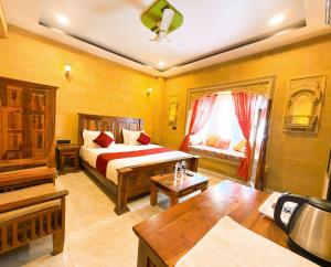 Ένα ή περισσότερα κρεβάτια σε δωμάτιο στο Gaur desert Safari