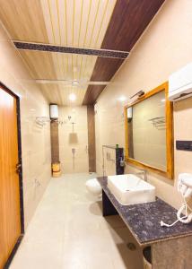 Ένα ή περισσότερα κρεβάτια σε δωμάτιο στο Gaur desert Safari +1 φωτογραφίες