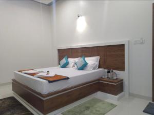 Ένα ή περισσότερα κρεβάτια σε δωμάτιο στο Gaur desert Safari