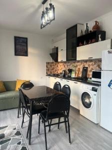 Η κουζίνα ή μικρή κουζίνα στο Mountain flower cottage