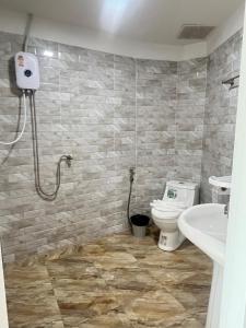 une salle de bains avec douche, toilettes et lavabo dans l'établissement Lucky 9 Airport Hotel Phuket, à Nai Yang Beach 24 autres photos