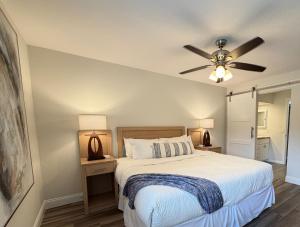 En eller flere senge i et værelse på La Cita Country Club 2BR Condo