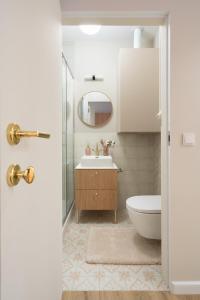 Ένα μπάνιο στο Red Roof Apartments Old Town +39 φωτογραφίες