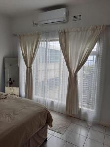 Postel nebo postele na pokoji v ubytování Sea shells self catering