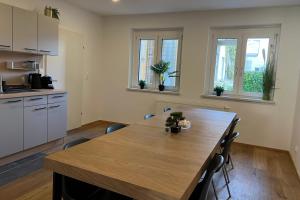 维也纳新城Cozy City Center Designer Apartment for 10 People的一间厨房,内设一张木桌