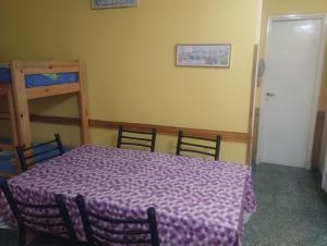 En eller flere senge i et værelse på Departamento 2 ambientes PB a metros del mar