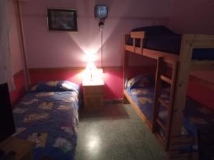 En eller flere senge i et værelse på Departamento 2 ambientes PB a metros del mar