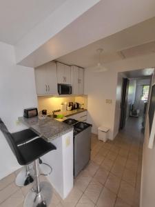 eine Küche mit weißen Schränken und einer Arbeitsplatte in der Unterkunft FLAT Fleming Martinez in Martínez + 20 Fotos