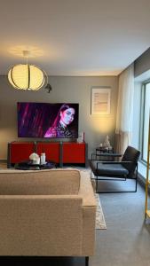 Μια τηλεόραση ή/και κέντρο ψυχαγωγίας στο Oro Inn