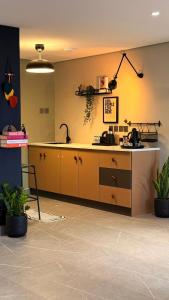 Η κουζίνα ή μικρή κουζίνα στο Oro Inn