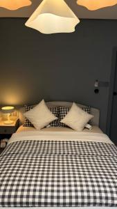 Ένα ή περισσότερα κρεβάτια σε δωμάτιο στο Oro Inn +15 φωτογραφίες