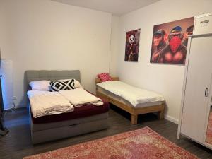 ein Zimmer mit zwei Betten und einem Bett und einem Tisch in der Unterkunft Altes Kappellchen im alten Schwesternhaus in Weibern