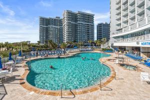 uma grande piscina com pessoas dentro dela com prédios altos em A Caribbean Oasis at SeaWatch em Myrtle Beach