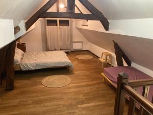 ein Dachzimmer mit zwei Betten und Holzboden in der Unterkunft Maison avec jardin à Sully Sur Loire in Sully-sur-Loire