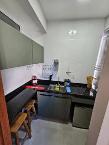 eine Küche mit Spüle und Arbeitsplatte in der Unterkunft Apartamento Boho Style Absolute piscina borda com borda infinita in Morro de São Paulo + 11 Fotos