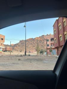- une vue sur la rue depuis une fenêtre de voiture dans l'établissement Calm & Comfortable Tafraout Apartment for families Ground Floor, à Tafraout 3 autres photos