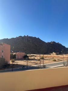 une vue d'une montagne depuis un bâtiment dans l'établissement Calm & Comfortable Tafraout Apartment for families Ground Floor, à Tafraout