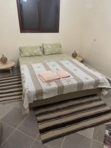 - un lit dans une chambre avec 2 serviettes dans l'établissement Calm & Comfortable Tafraout Apartment for families Ground Floor, à Tafraout
