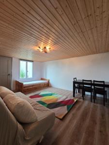 BeinwilにあるStay Innのベッドとテーブルがある部屋