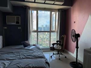 Postel nebo postele na pokoji v ubytování Staycation in Buli Muntinlupa