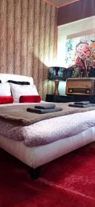 ein Schlafzimmer mit zwei Betten in einem Zimmer in der Unterkunft Trikala centro La vita è bella in Tríkala