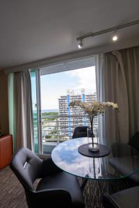 un salon avec une table et une grande fenêtre dans l'établissement Luxury Waterfront Condo Hilton Hotel Amenities Beach Pool Jacuzzi Jetskis Gym, à Fort Lauderdale 212 autres photos