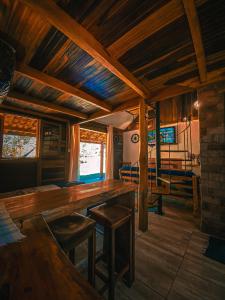 TV a/nebo společenská místnost v ubytování Chalés Camping Vale Das Cachoeiras Visconde de Mauá