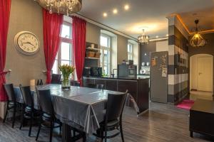 ein Esszimmer mit einem Tisch und einer Uhr an der Wand in der Unterkunft Altes Kappellchen im alten Schwesternhaus in Weibern