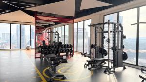 吉隆坡majestic Resort Suites KLCC的大楼内带跑步机和举重器材的健身房