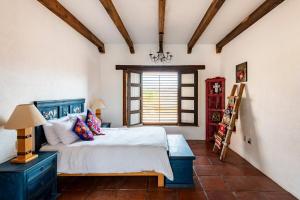 Postel nebo postele na pokoji v ubytování Villa Rey Traditional Hacienda Home Near Oaxaca