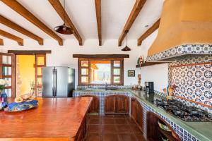 Kuchyň nebo kuchyňský kout v ubytování Villa Rey Traditional Hacienda Home Near Oaxaca