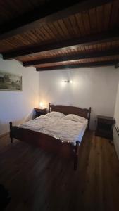 GrgarWe rent a nice cozy house in a pleasant nature的房间里有一张大床的卧室