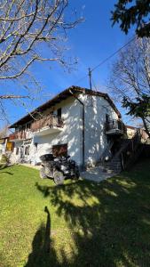 GrgarWe rent a nice cozy house in a pleasant nature的一辆停在房子前面的轮车 更多15张照片