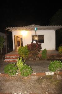 une petite maison blanche avec un panneau devant elle dans l'établissement The Bella Vista Retreat, à Sāsan Gīr