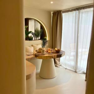 - un salon avec une table et un miroir dans l'établissement Casa Cinta - Sanctuaire Balinais avec Baignoire Balnéo et Cinéma Privé, à Croix