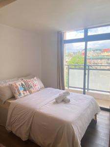 Кровать или кровати в номере Kaias Wander Staycation -Megatowers