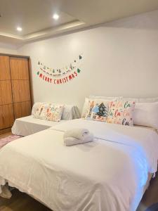 Кровать или кровати в номере Kaias Wander Staycation -Megatowers