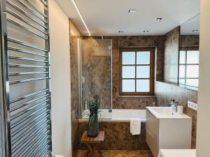 Phòng tắm tại Flow Living I Zentrale Luxus Ferienwohnung