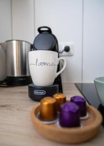 une tasse de café posée sur une cafetière dans l'établissement Wohlfühl-Apartment Waldschimmer, Extra Komfort für Business & Urlaub, à Unterlüß 9 autres photos