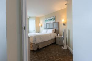 a hotel room with a bed and a television at Luxury Waterfront Condo Hilton Hotel Amenities Beach Pool Jacuzzi Jetskis Gym in Fort Lauderdale