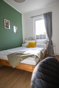 une chambre avec deux lits et une fenêtre dans l'établissement Wohlfühl-Apartment Waldschimmer, Extra Komfort für Business & Urlaub, à Unterlüß