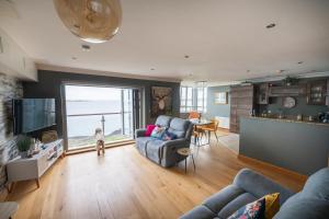 TV a/nebo společenská místnost v ubytování Blue Pool View