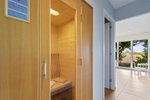 uma sala com uma sauna com um banco em Chalet & Spa Nora em Stekene