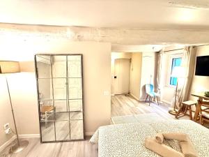 TV a/nebo společenská místnost v ubytování Le charmant studio - Suquet - Cannes