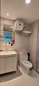 ein weißes Badezimmer mit Toilette und Waschbecken in der Unterkunft Superb hotel apartment in Gelang Patah