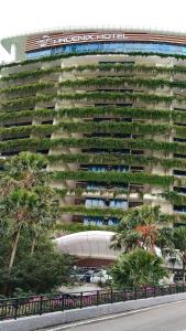 ein hohes Gebäude mit nebenstehenden Pflanzen in der Unterkunft Superb hotel apartment in Gelang Patah