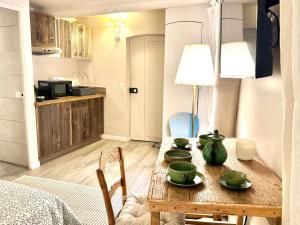 Kuchyň nebo kuchyňský kout v ubytování Le charmant studio - Suquet - Cannes